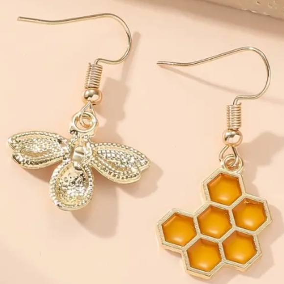 NWT Bee & Honeycomb Mismatched 22K Gold Plated Drop Earrings Fashion Jewelry - Picture 5 of 6